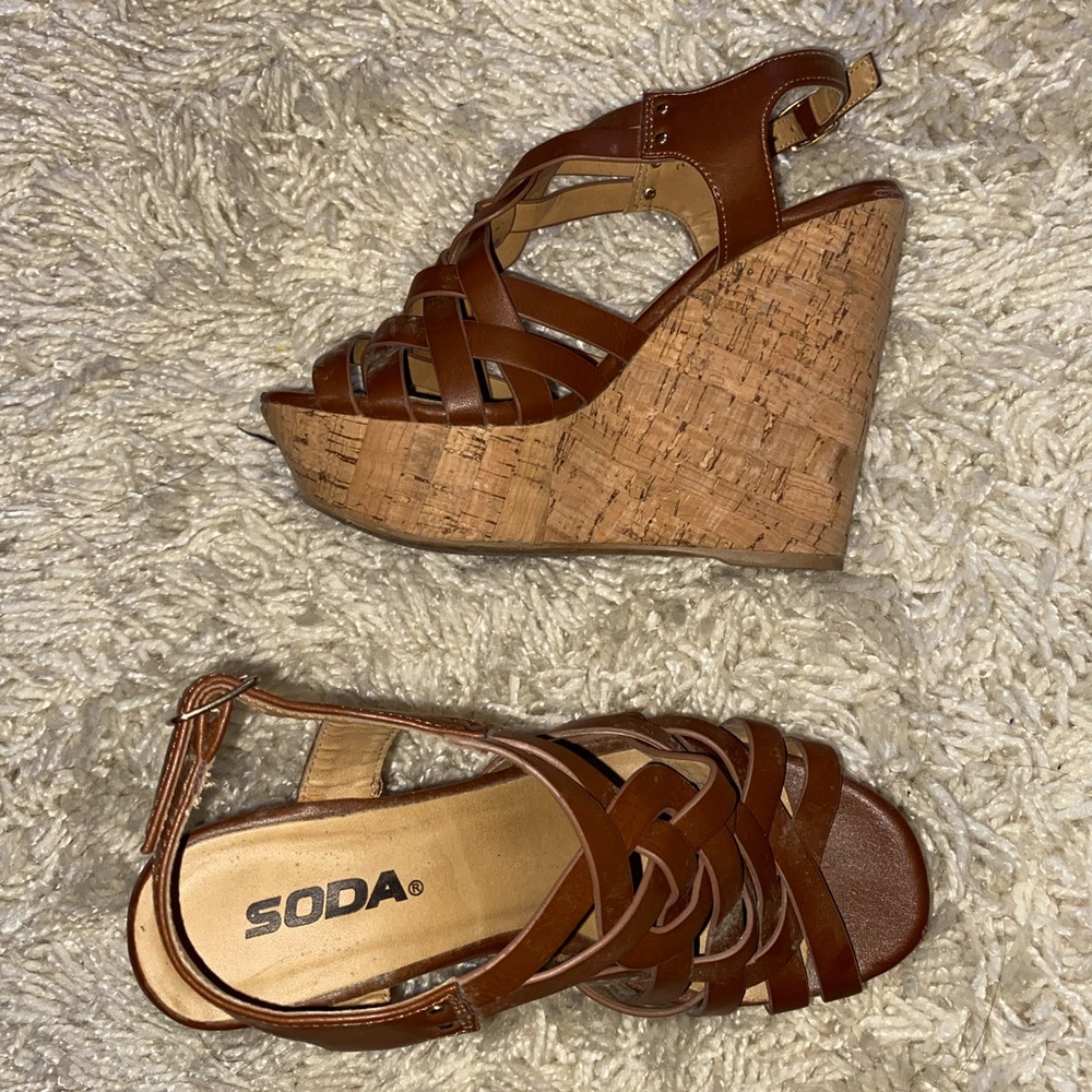 Brown wegdes